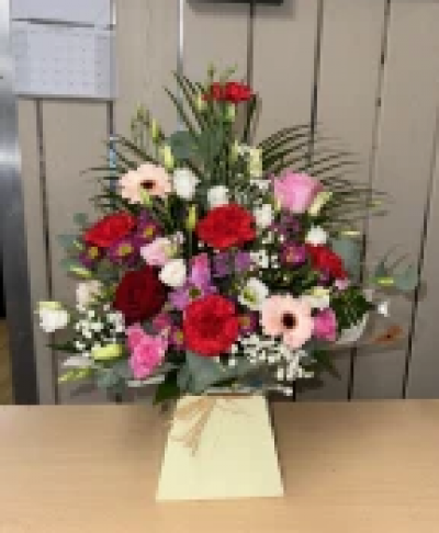 Red and pink front facing arrangement - Red roses
Valentines