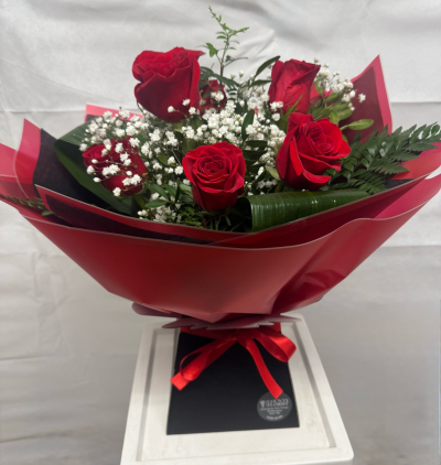 6 red rose aquapack - A handtied in water with 6 roses , foliage and gypsophillia 
Price includes £5 delivery charge