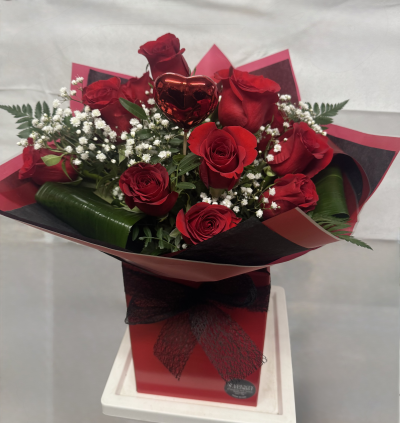 12 red rose aquapack - Handtied in water with 12 red roses , foliage and gypsophillia 
Price includes delivery £5 delivery charge